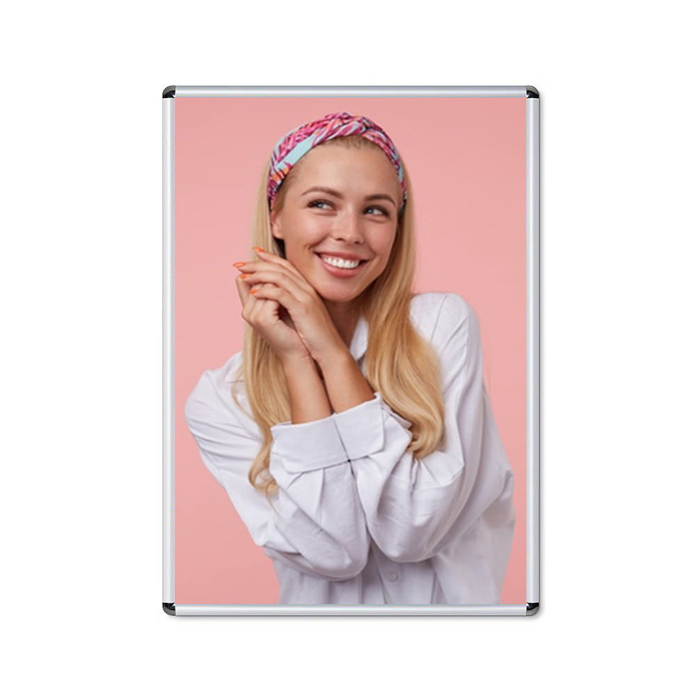 Ramka zatrzaskowa KRAST B1 (70,0 x 100,0 cm) aluminiowa srebrna z zaokrąglonym narożnikiem rama ramka plakatowa OWZ ścienna na plakat na zdjęcia profil 25 mm