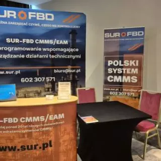 Lekka, szybka w montażu lada typu Pop‑up o wymiarach 2×2 (ok. 126 × 97 × 43 cm), idealna na eventy, targi, promocje i punkty demonstracyjne.