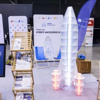 Stand Monolith to nowoczesna ścianka reklamowa z dwustronnym nadrukiem, która świetnie sprawdzi się na targach, w showroomach, recepcjach i galeriach.
